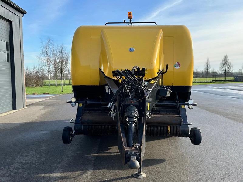 Machine agricole New Holland BB9060 CropCutter