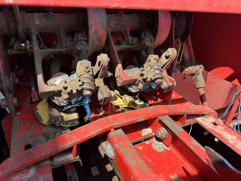 Presse à balles cubiques New Holland 276