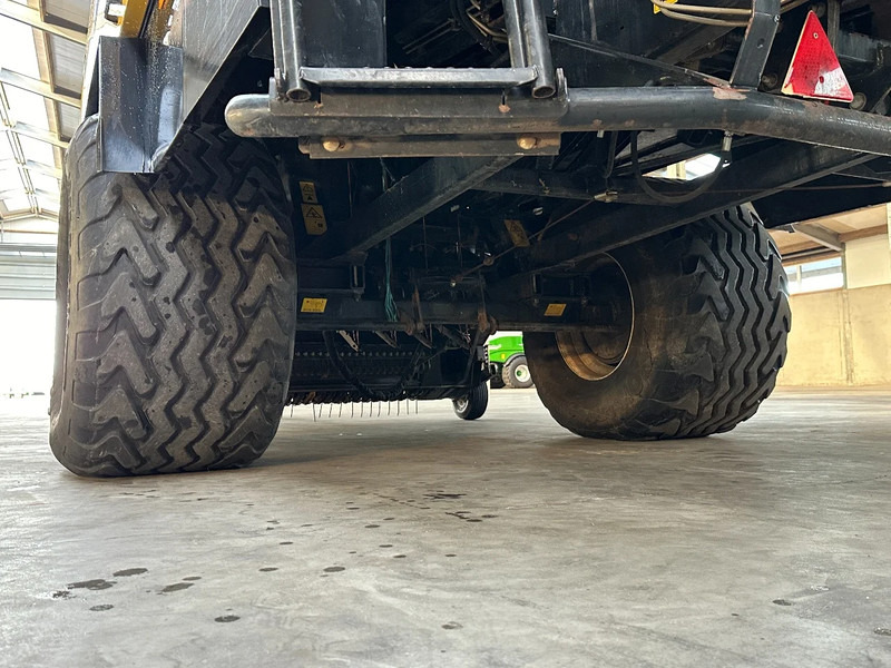 Presse à balles cubiques New Holland BB9060 Cropcutter