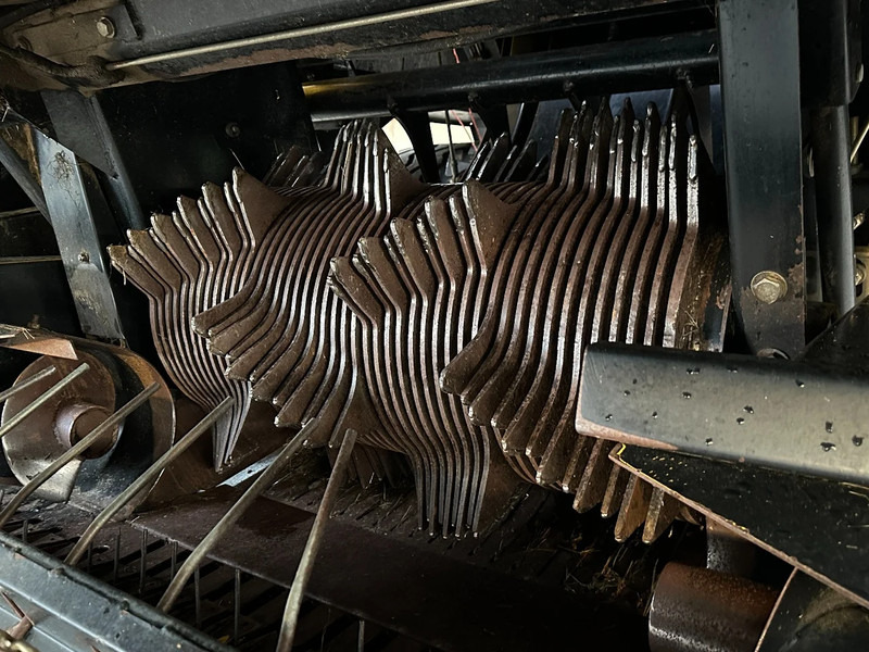 Presse à balles cubiques New Holland BB9060 Cropcutter