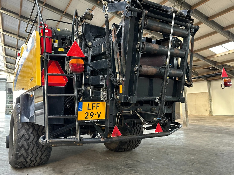 Presse à balles cubiques New Holland BB9060 Cropcutter