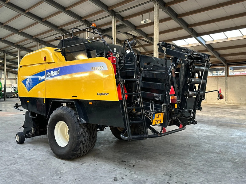 Presse à balles cubiques New Holland BB9060 Cropcutter