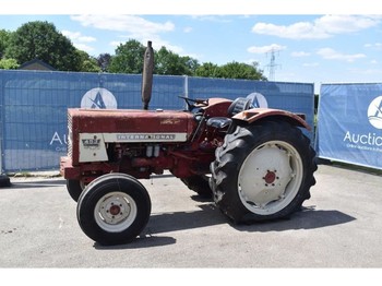 Tracteur International 453