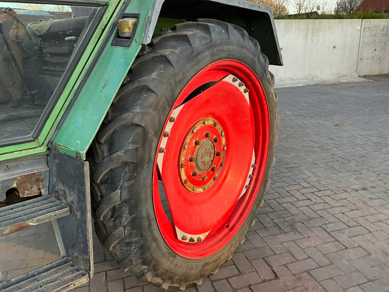 Tracteur agricole 1982 FENDT ALL-WHEEL DRIVE FARM TRACTOR