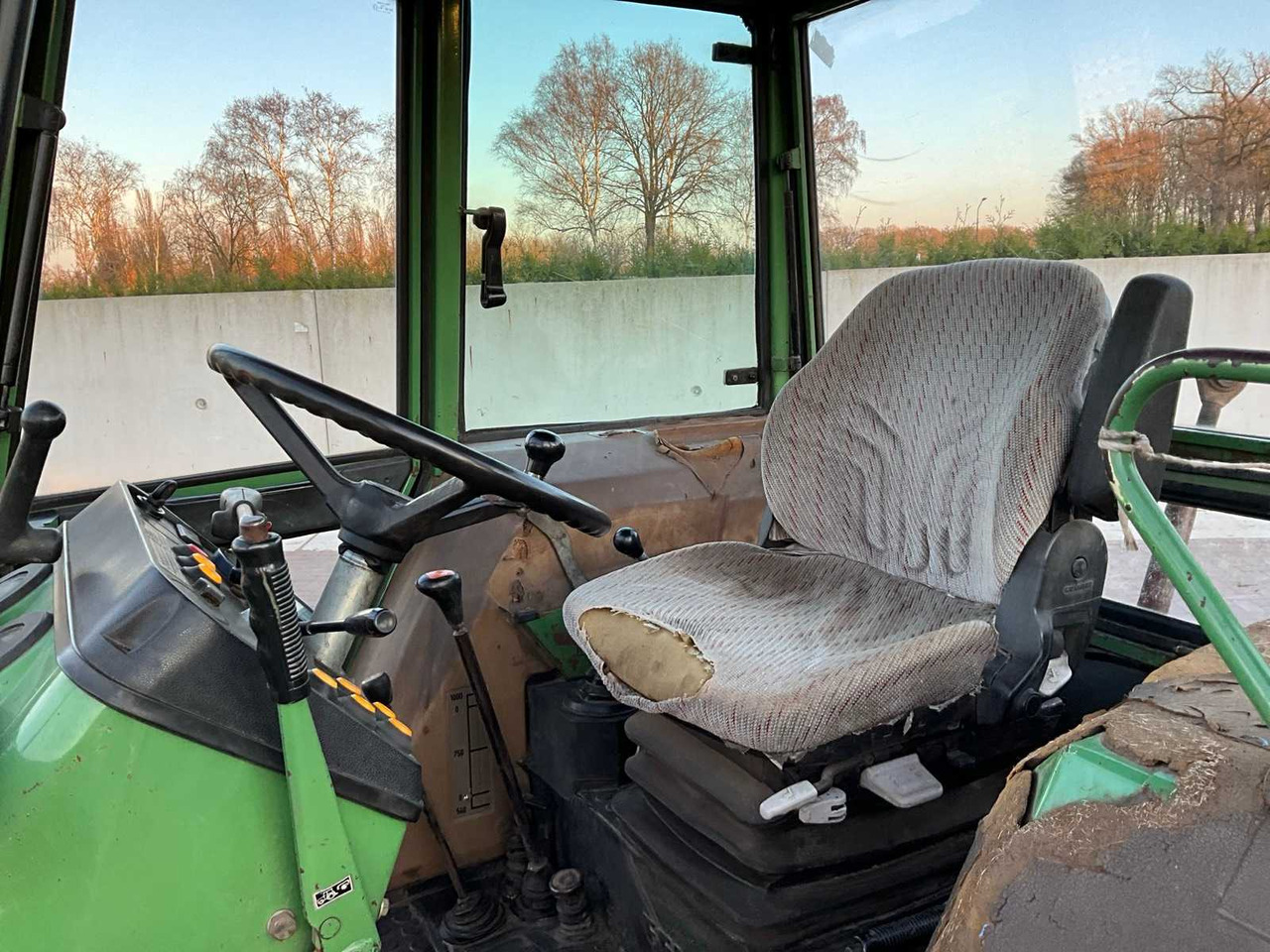 Tracteur agricole 1982 FENDT ALL-WHEEL DRIVE FARM TRACTOR