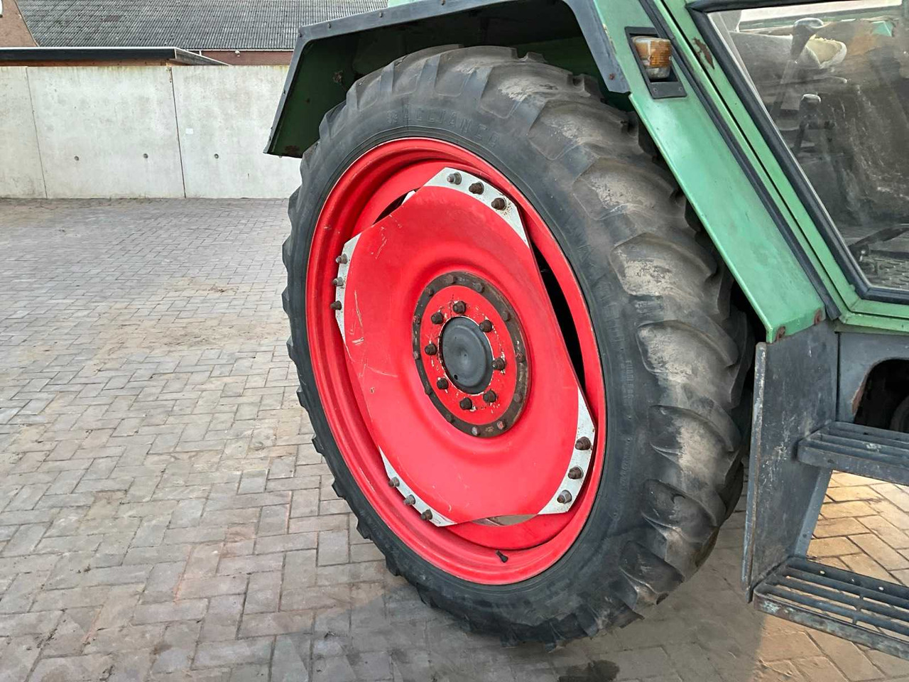 Tracteur agricole 1982 FENDT ALL-WHEEL DRIVE FARM TRACTOR