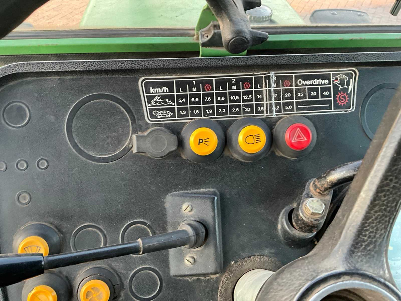 Tracteur agricole 1982 FENDT ALL-WHEEL DRIVE FARM TRACTOR