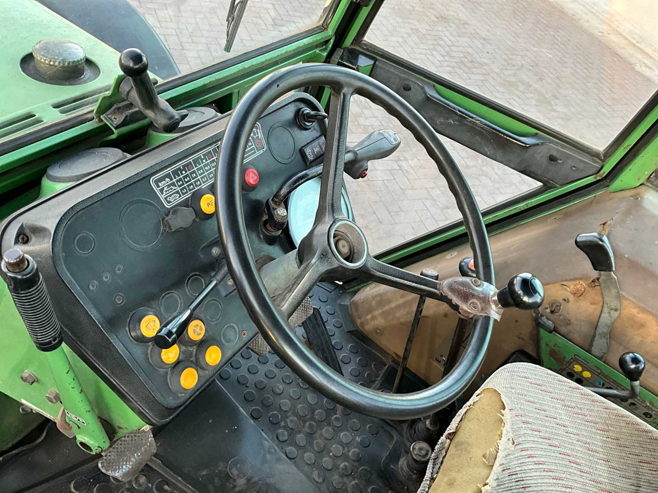 Tracteur agricole 1982 FENDT ALL-WHEEL DRIVE FARM TRACTOR