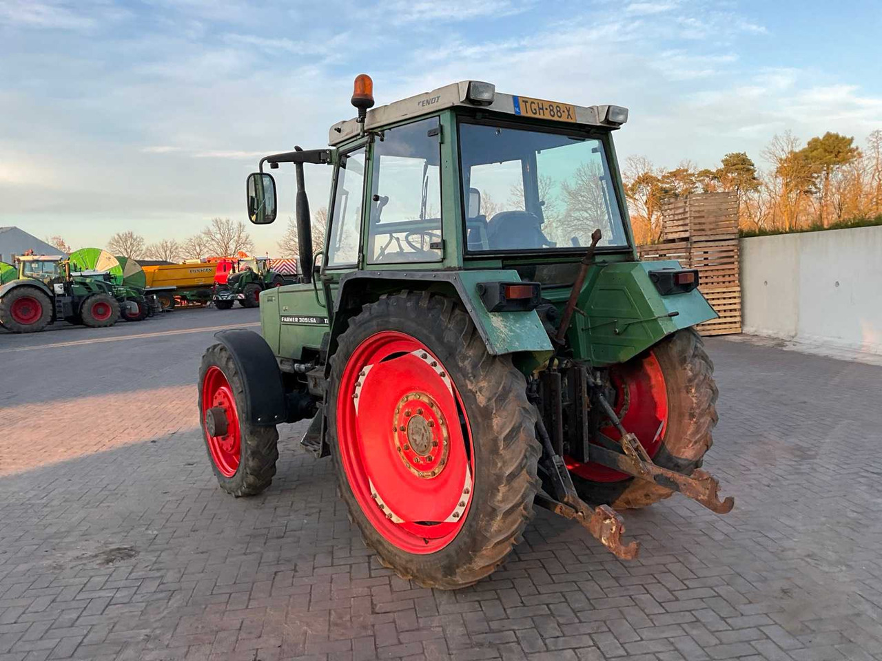 Tracteur agricole 1982 FENDT ALL-WHEEL DRIVE FARM TRACTOR