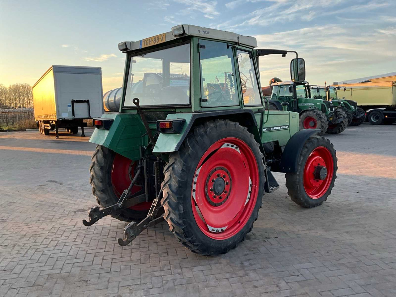 Tracteur agricole 1982 FENDT ALL-WHEEL DRIVE FARM TRACTOR