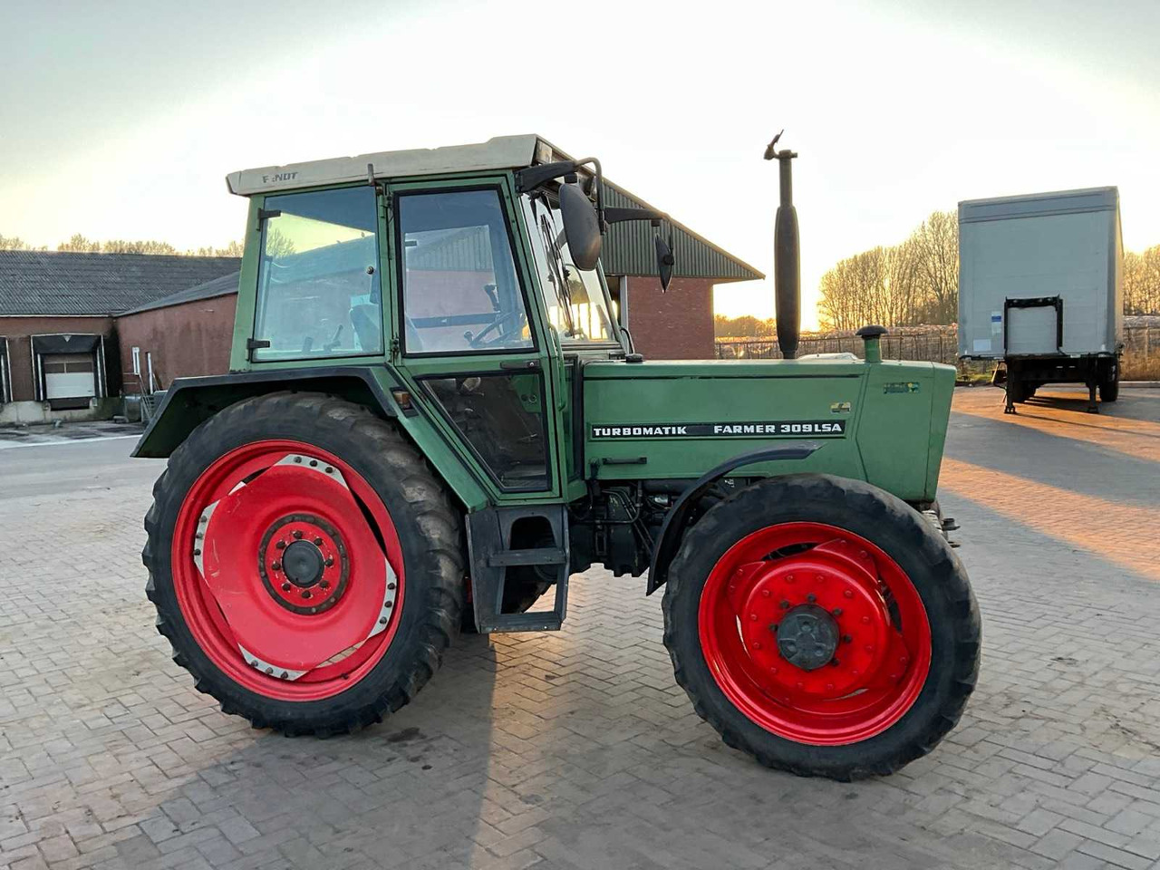 Tracteur agricole 1982 FENDT ALL-WHEEL DRIVE FARM TRACTOR