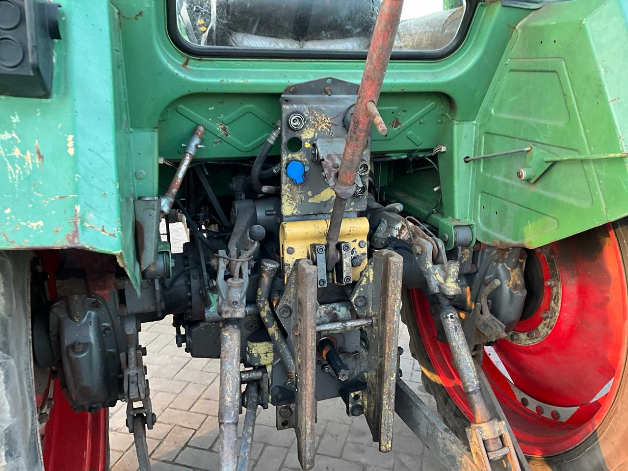 Tracteur agricole 1982 FENDT ALL-WHEEL DRIVE FARM TRACTOR