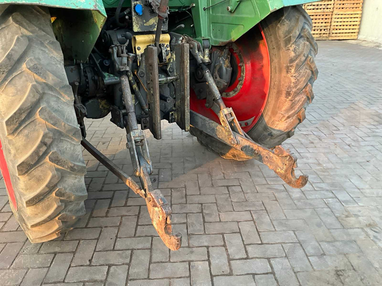 Tracteur agricole 1982 FENDT ALL-WHEEL DRIVE FARM TRACTOR