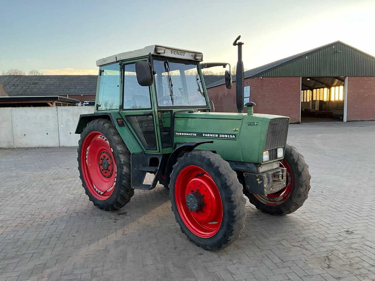 Tracteur agricole 1982 FENDT ALL-WHEEL DRIVE FARM TRACTOR