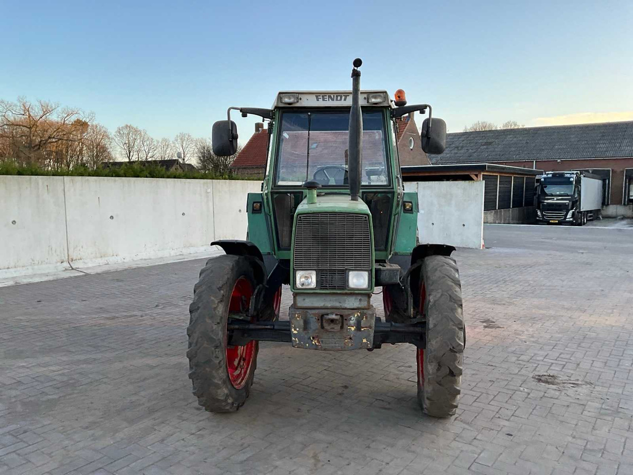 Tracteur agricole 1982 FENDT ALL-WHEEL DRIVE FARM TRACTOR