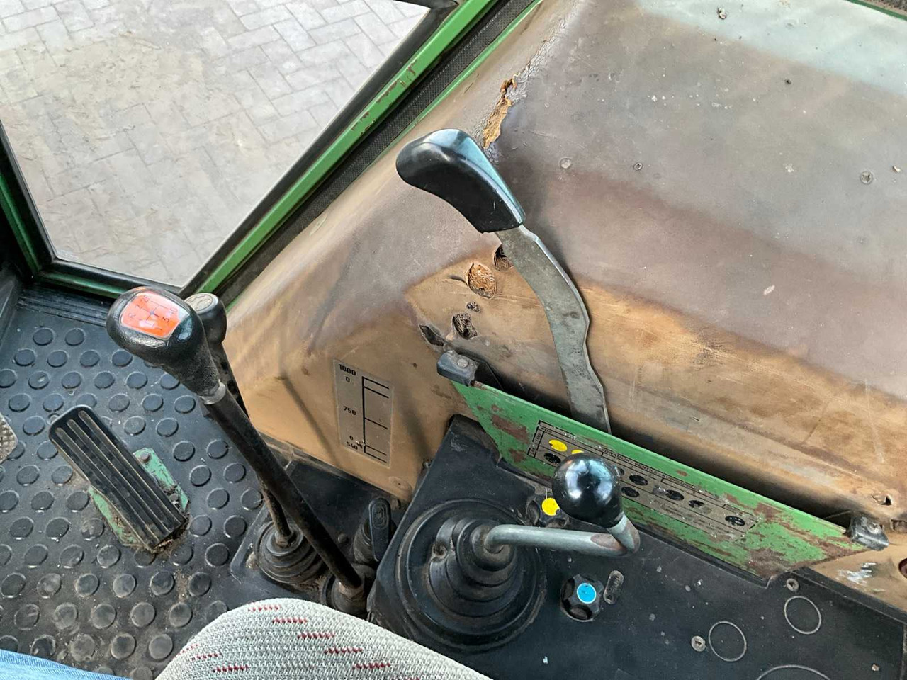 Tracteur agricole 1982 FENDT ALL-WHEEL DRIVE FARM TRACTOR