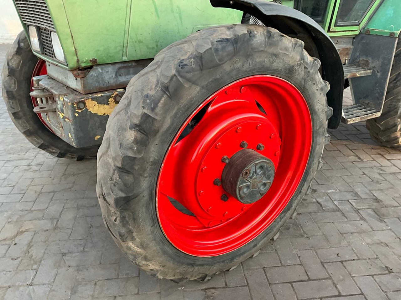 Tracteur agricole 1982 FENDT ALL-WHEEL DRIVE FARM TRACTOR