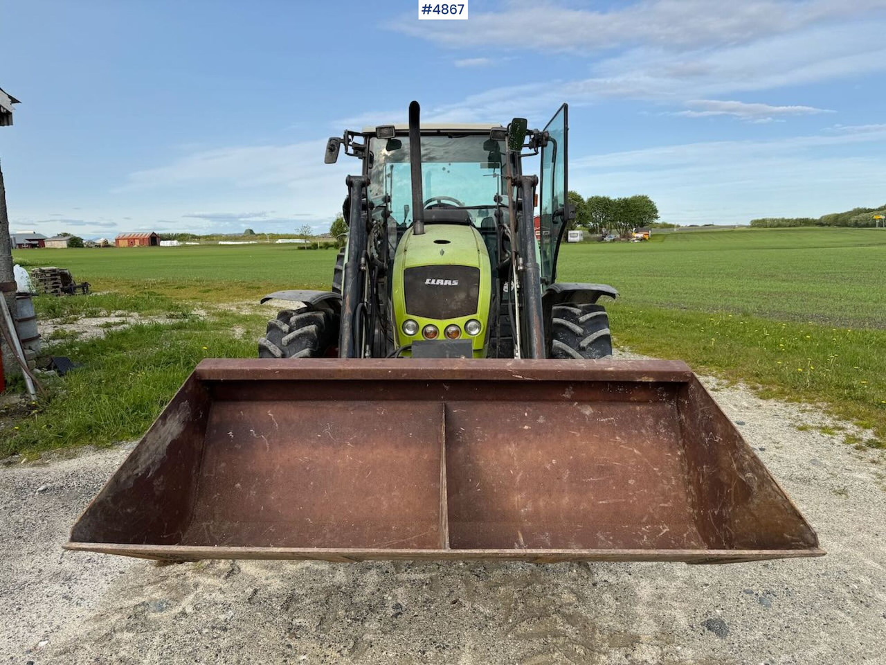 Tracteur agricole 2007 Claas Celtis 446 with front loader, pallet forks, and bucket