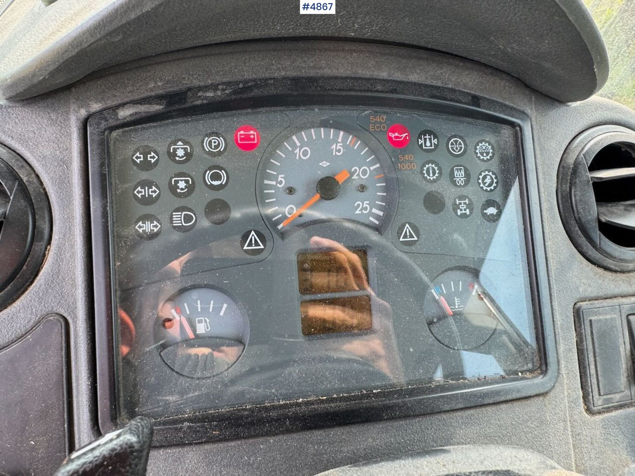 Tracteur agricole 2007 Claas Celtis 446 with front loader, pallet forks, and bucket