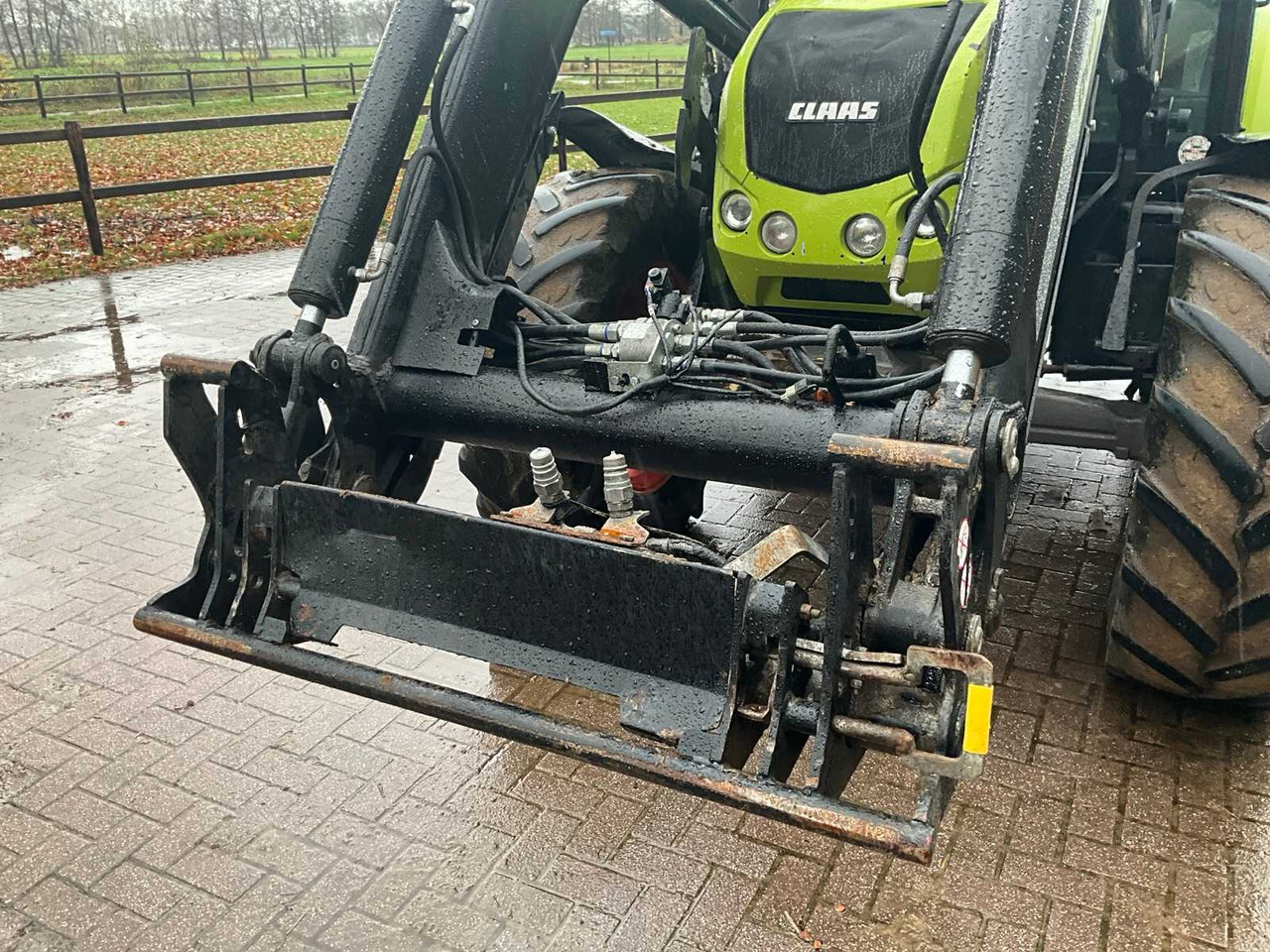 Tracteur agricole 2011 CLAAS ARION 420 FOUR-WHEEL DRIVE FARM TRACTOR WITH FRONT LOADER