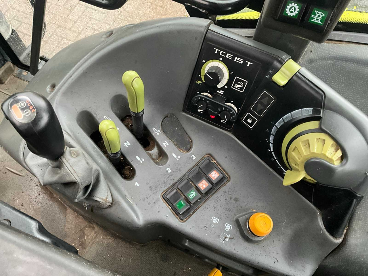 Tracteur agricole 2011 CLAAS ARION 420 FOUR-WHEEL DRIVE FARM TRACTOR WITH FRONT LOADER