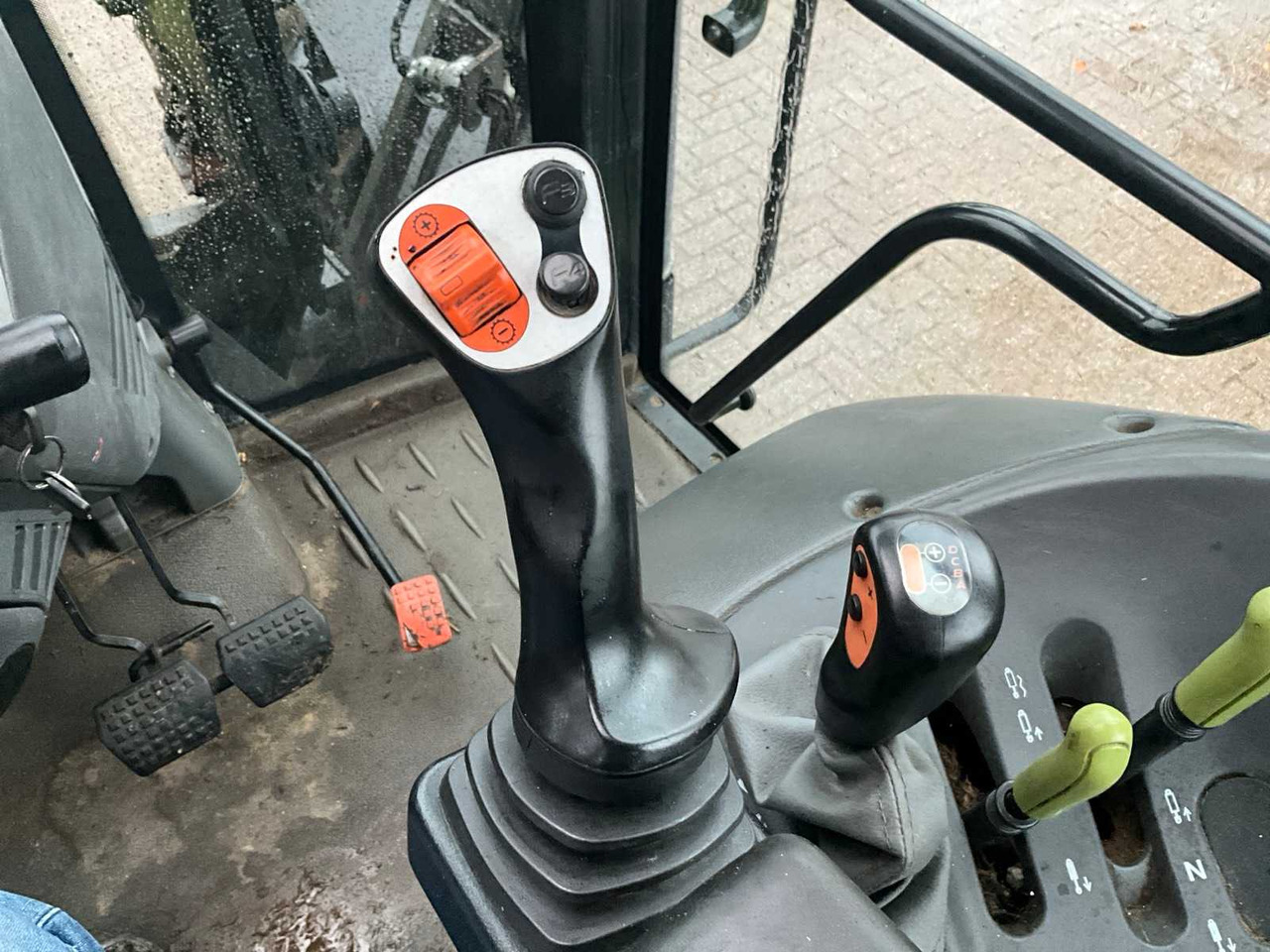 Tracteur agricole 2011 CLAAS ARION 420 FOUR-WHEEL DRIVE FARM TRACTOR WITH FRONT LOADER