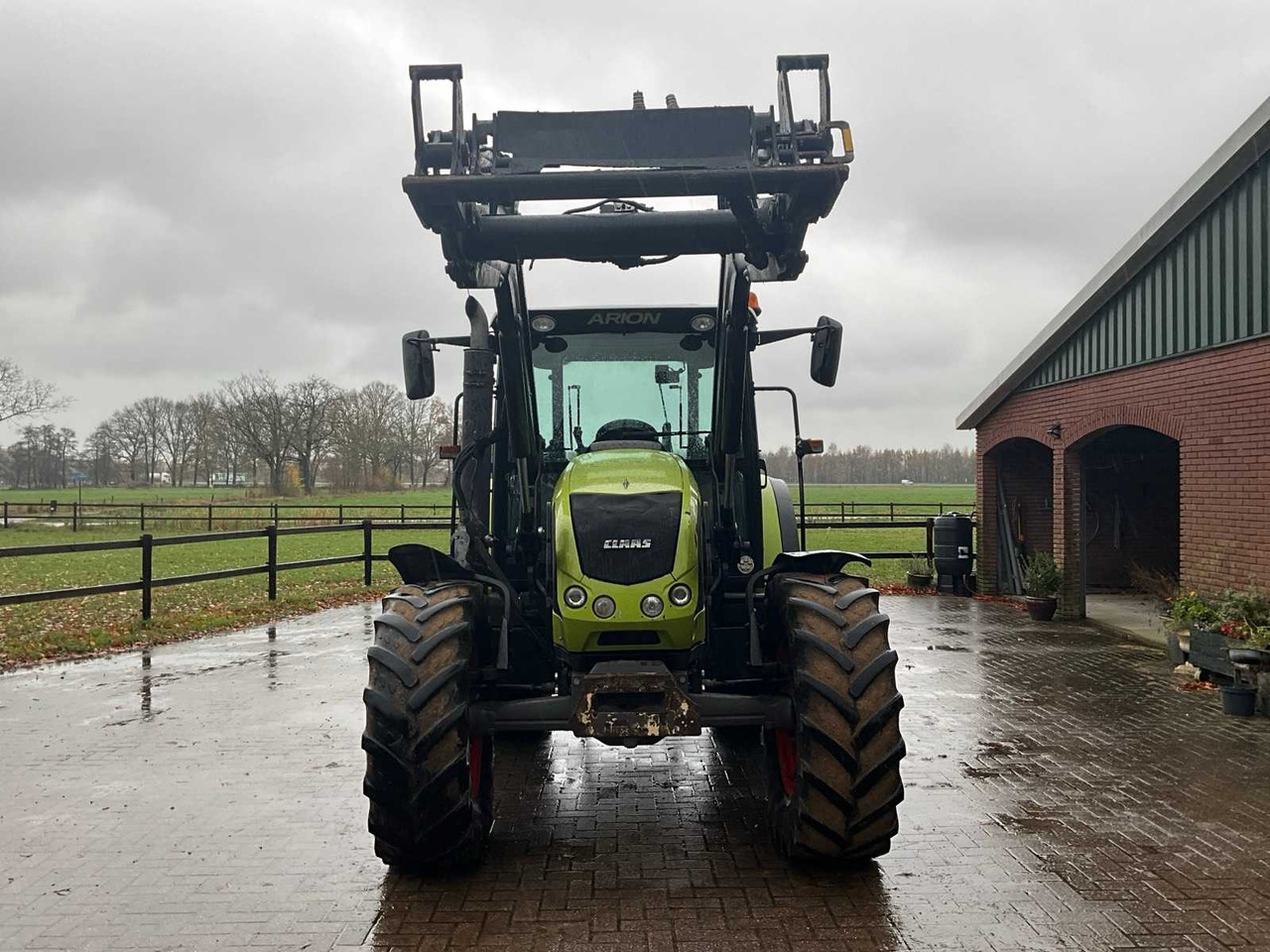 Tracteur agricole 2011 CLAAS ARION 420 FOUR-WHEEL DRIVE FARM TRACTOR WITH FRONT LOADER