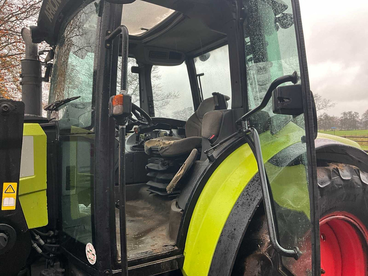 Tracteur agricole 2011 CLAAS ARION 420 FOUR-WHEEL DRIVE FARM TRACTOR WITH FRONT LOADER