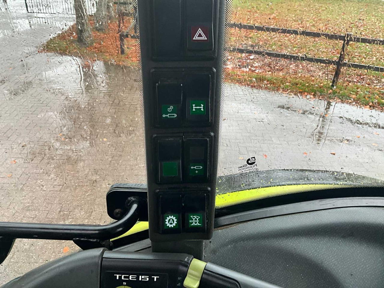 Tracteur agricole 2011 CLAAS ARION 420 FOUR-WHEEL DRIVE FARM TRACTOR WITH FRONT LOADER