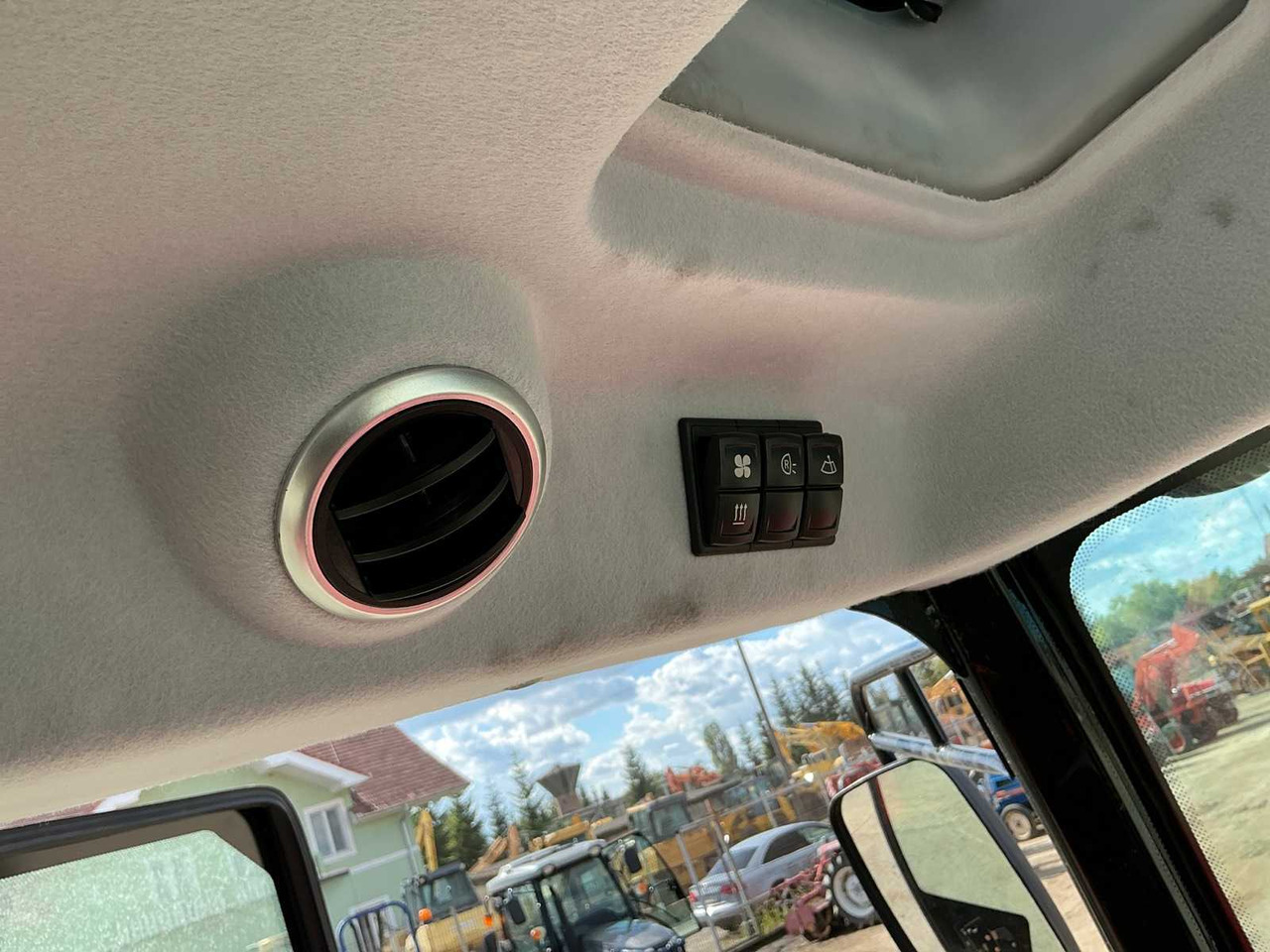 Tracteur agricole - 604 - 4-WHEEL DRIVE TRACTOR - 2025