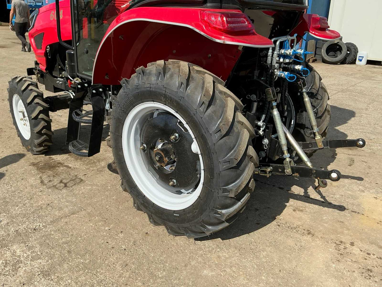 Tracteur agricole - 604 - 4-WHEEL DRIVE TRACTOR - 2025