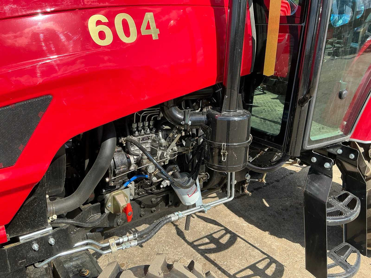 Tracteur agricole - 604 - 4-WHEEL DRIVE TRACTOR - 2025
