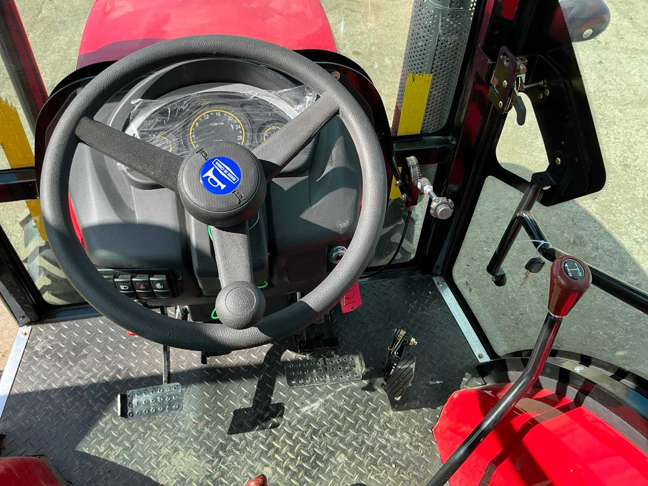 Tracteur agricole - 604 - 4-WHEEL DRIVE TRACTOR - 2025