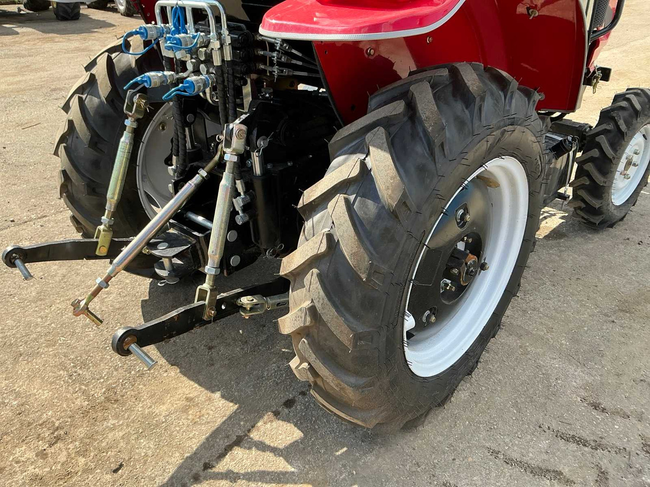 Tracteur agricole - 604 - 4-WHEEL DRIVE TRACTOR - 2025