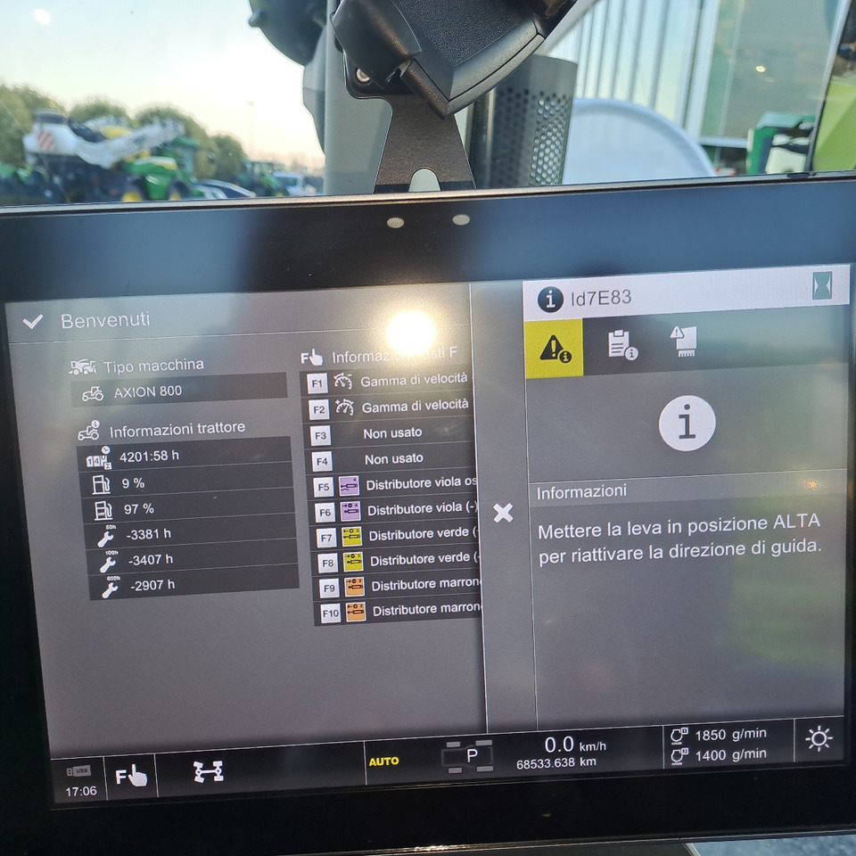 Tracteur agricole CLAAS 830 AXION