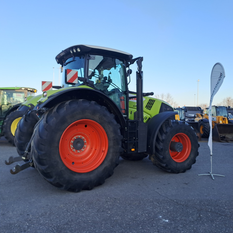 Tracteur agricole CLAAS 830 AXION