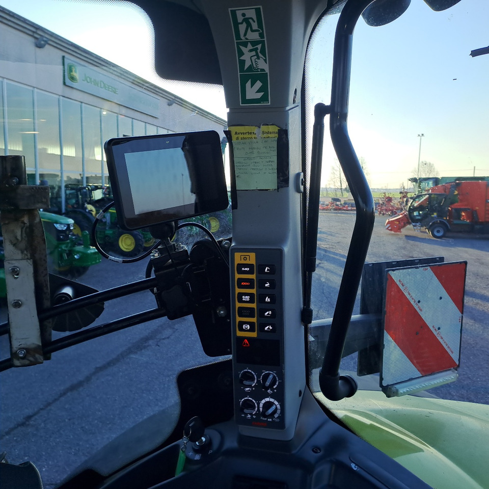 Tracteur agricole CLAAS 830 AXION
