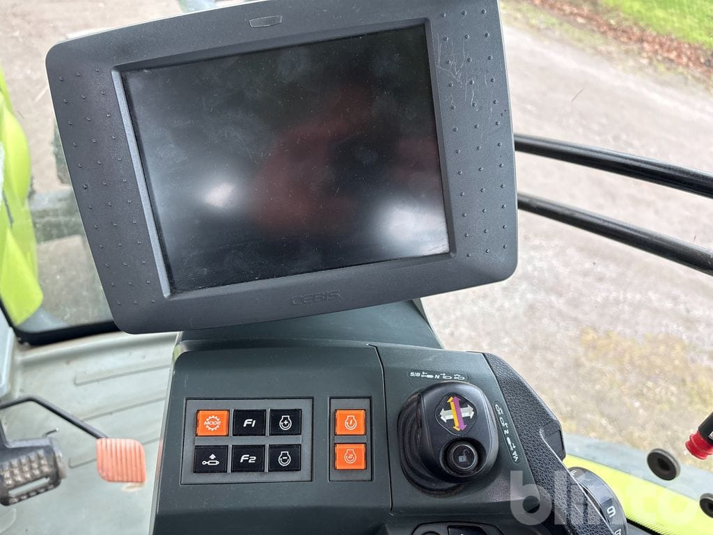 Tracteur agricole CLAAS AXION 830