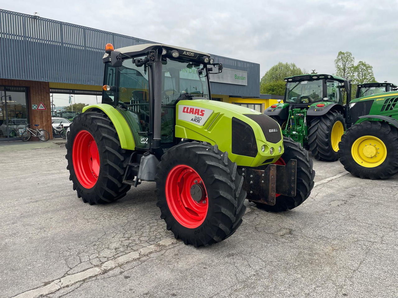 Tracteur agricole CLAAS AXOS 340