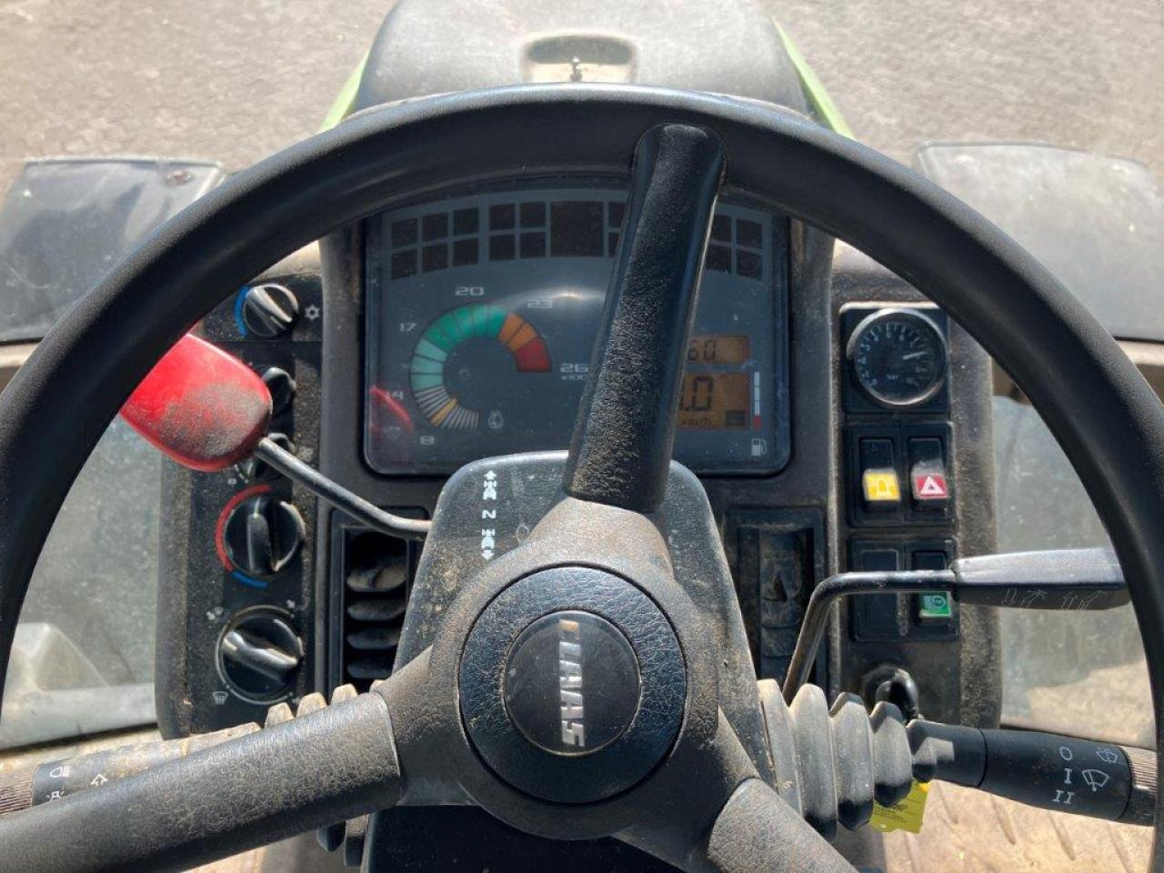 Tracteur agricole CLAAS Ares 696