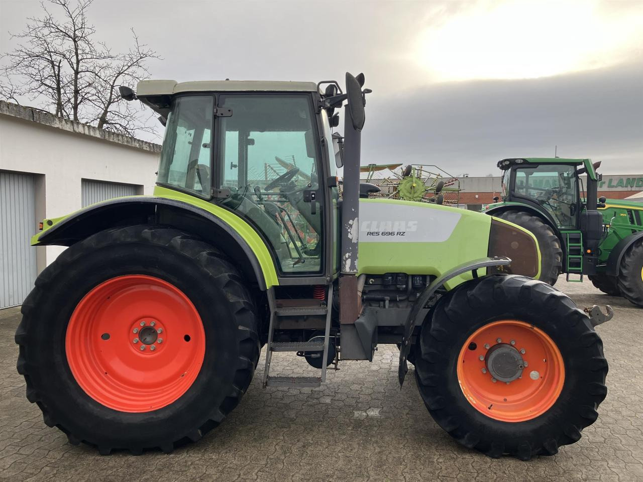 Tracteur agricole CLAAS Ares 696 RZ
