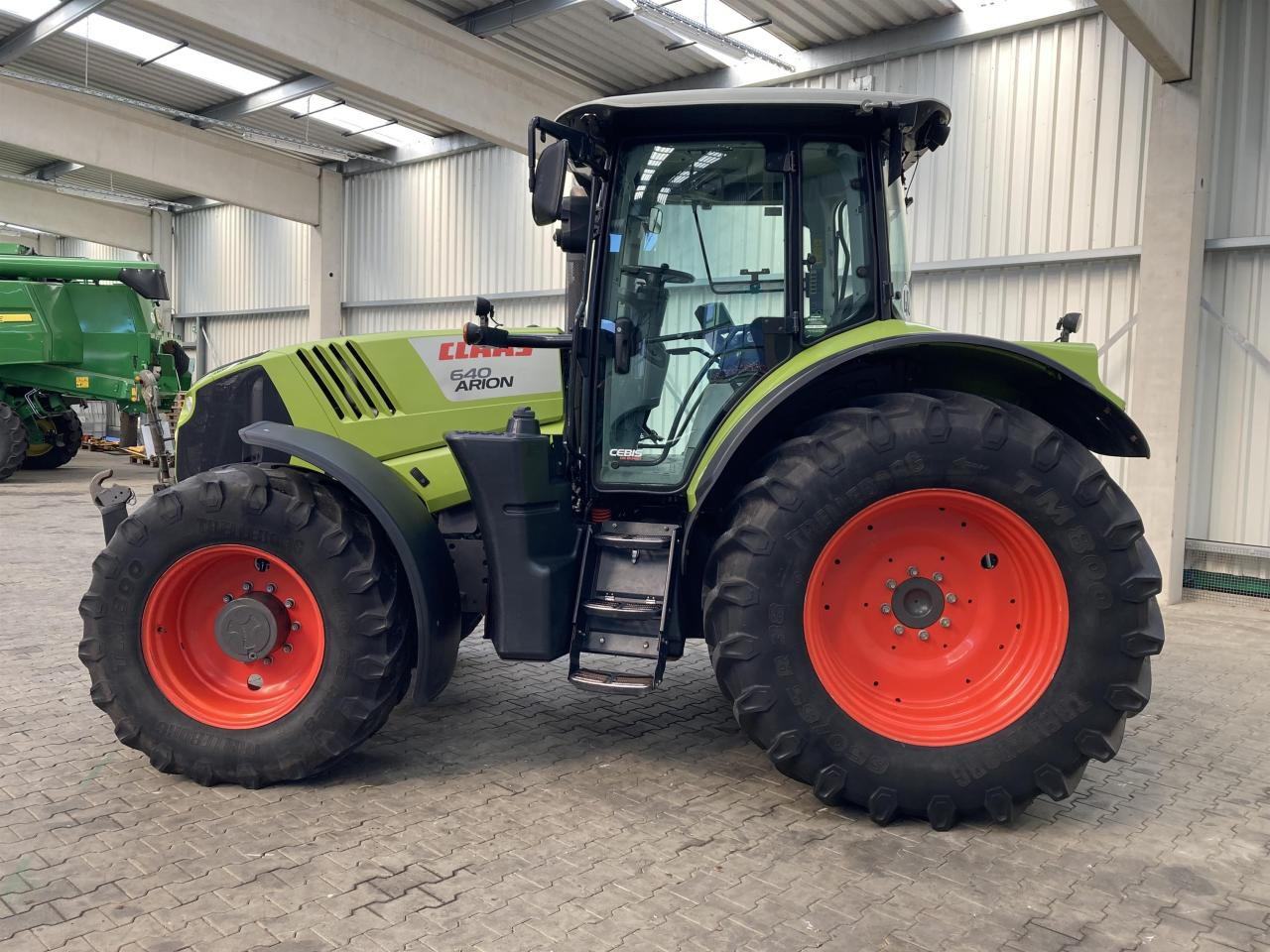 Tracteur agricole CLAAS Arion 640