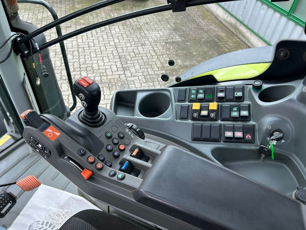 Tracteur agricole CLAAS Arion 660