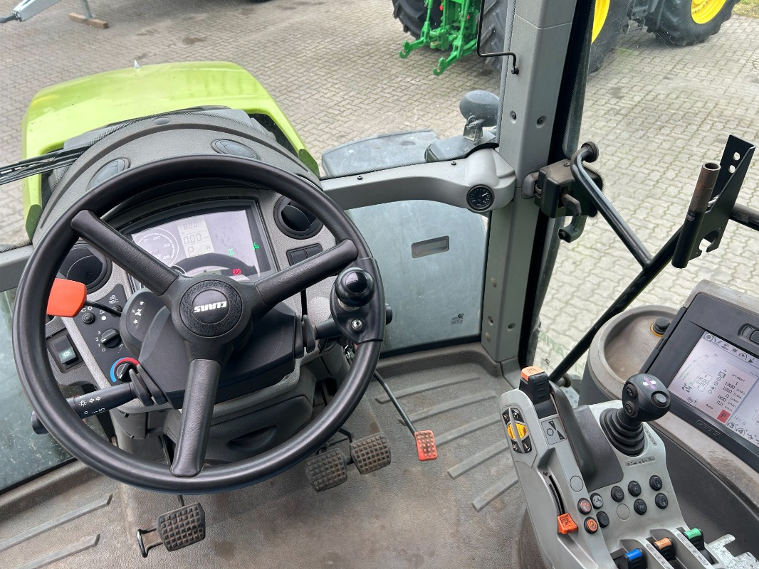 Tracteur agricole CLAAS Axion 810