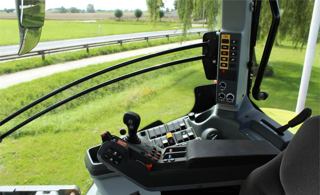 Tracteur agricole CLAAS Axion 830