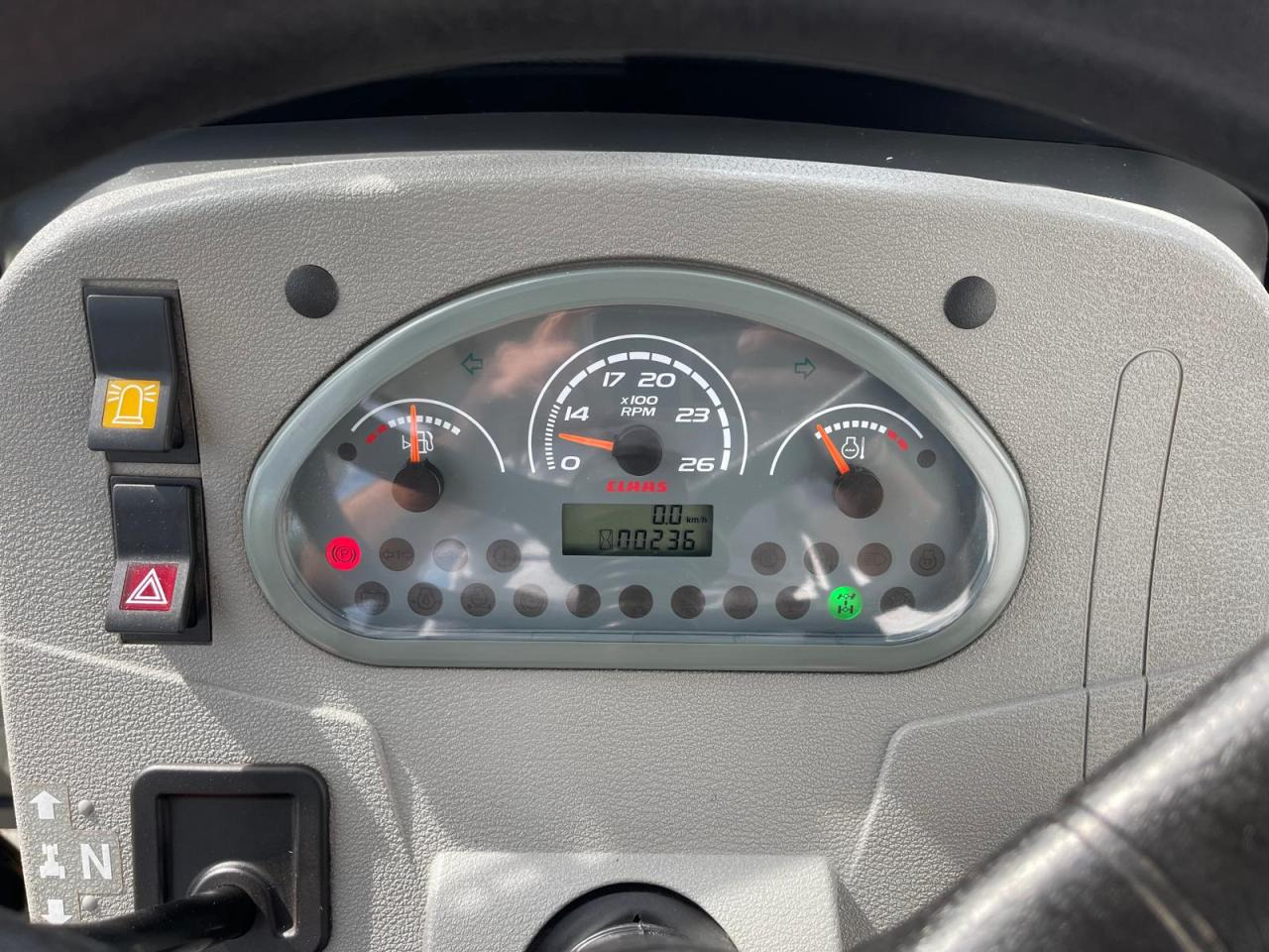 Tracteur agricole CLAAS Nexos 210, neuwertig, mit Frontlader und Frontzapfwelle, 236 Betriebsstunden