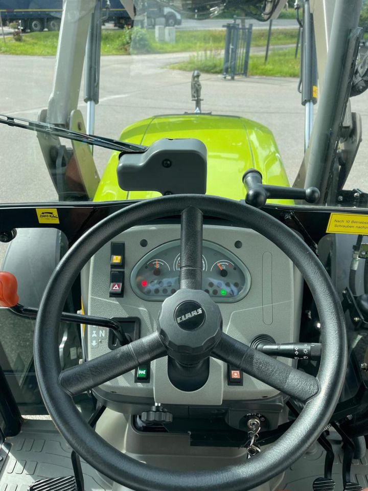 Tracteur agricole CLAAS Nexos 210, neuwertig, mit Frontlader und Frontzapfwelle, 236 Betriebsstunden