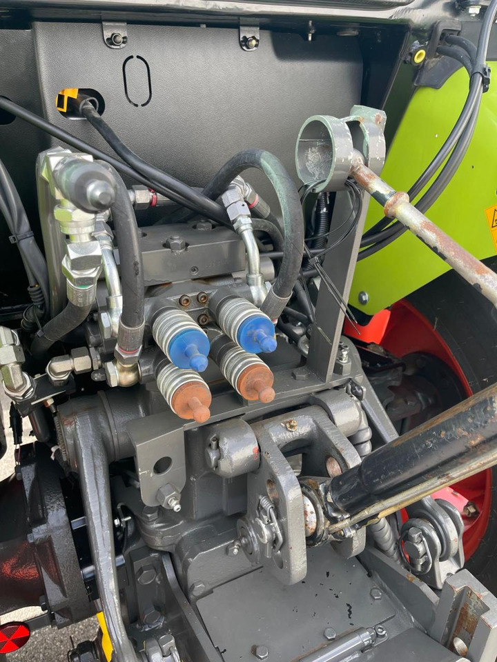 Tracteur agricole CLAAS Nexos 210, neuwertig, mit Frontlader und Frontzapfwelle, 236 Betriebsstunden