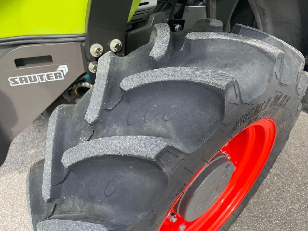 Tracteur agricole CLAAS Nexos 210, neuwertig, mit Frontlader und Frontzapfwelle, 236 Betriebsstunden