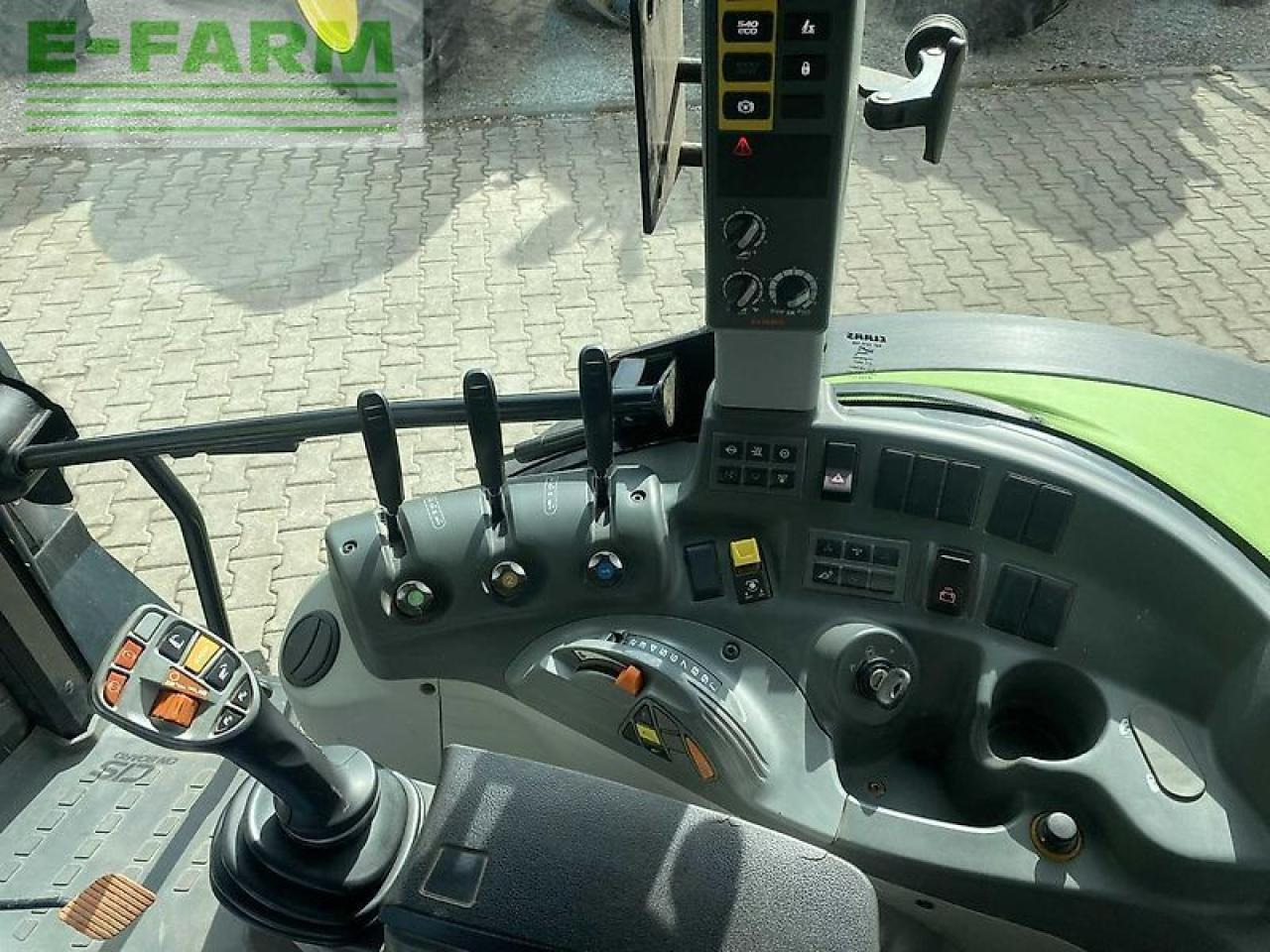 Tracteur agricole CLAAS arion 420